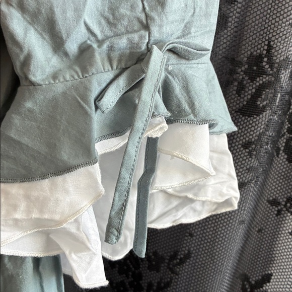 Elegant Silver Zippered Garment - Picture 5 of 7